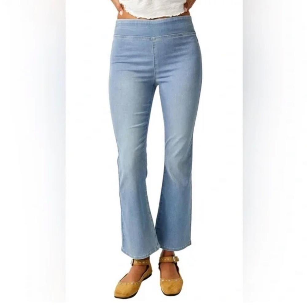NWT FREE PEOPLE 
IN MY FEELINGS CROPPED SLIM FLARE JEANS IN BERMONDSEY BLUE